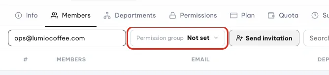 Selettore del gruppo di permessi evidenziato accanto all'email di invito