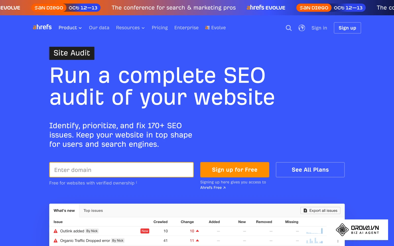Ahrefs 官网 Site Audit 产品页：健康得分与技术问题清单的界面展示