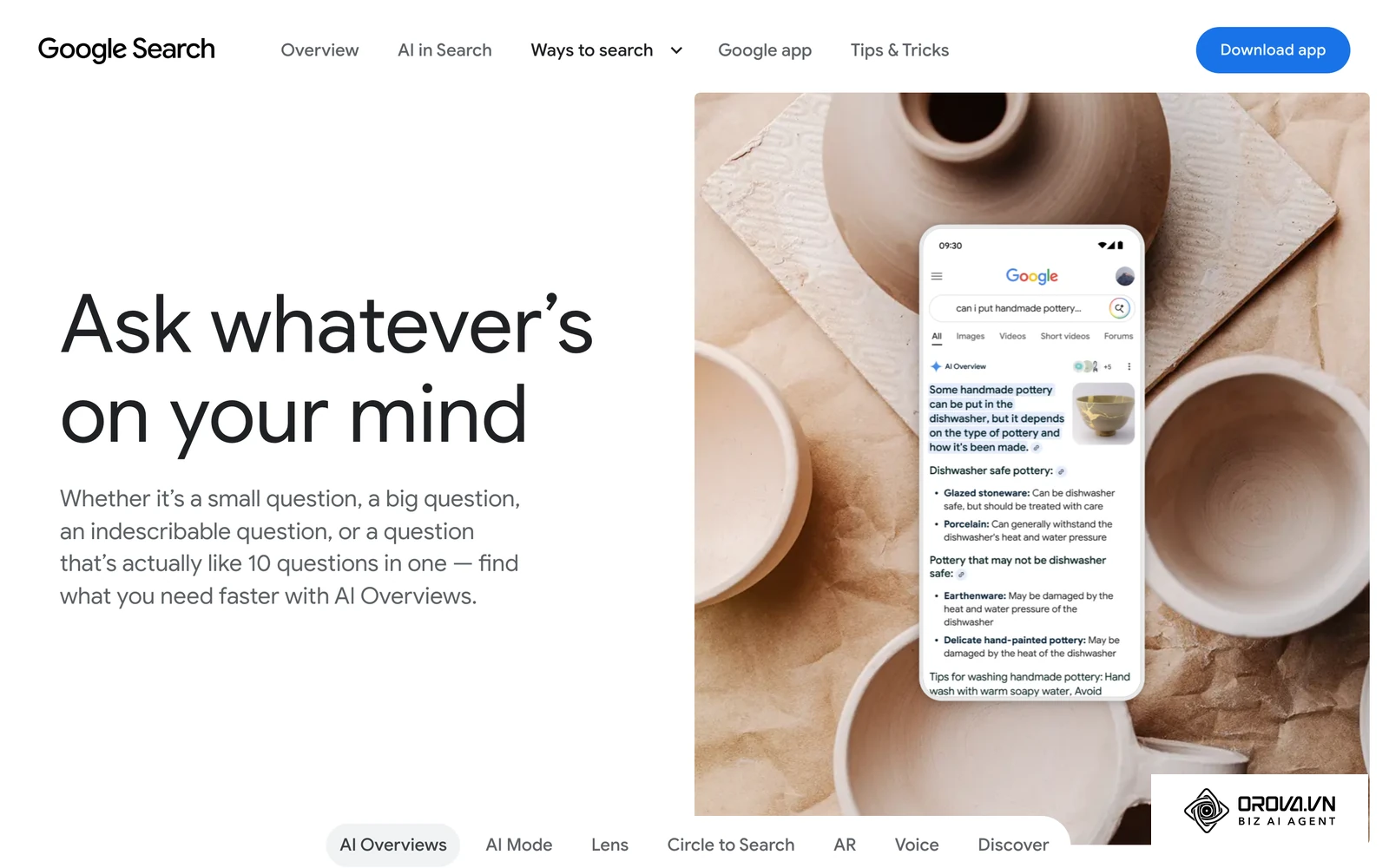 Google 官方 AI Overviews 产品页(search.google,英文版)展示的真实手机搜索界面:结果顶部的“AI Overview”模块先给出综合回答,再分点列出要点,并在段落末尾附上来源链接图标。