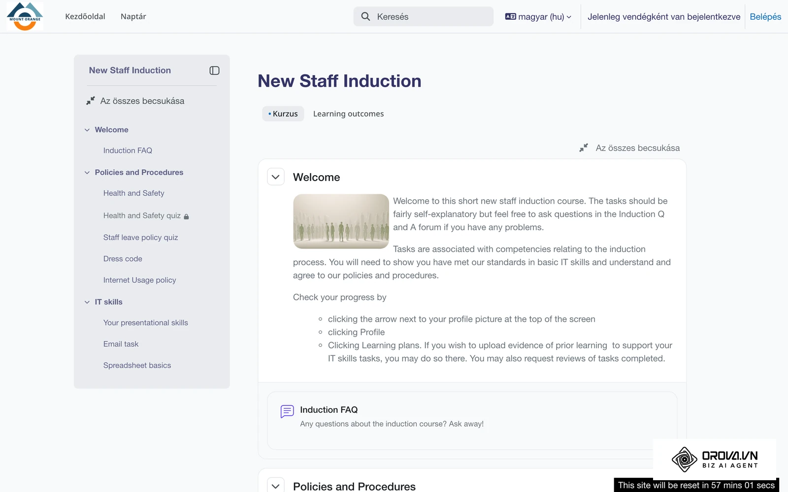 A Moodle nyilvános demóoldalán futó „New Staff Induction” betanító kurzus: üdvözlés, szabályzatok és kvízek, informatikai alapismeretek témakörökre bontva.