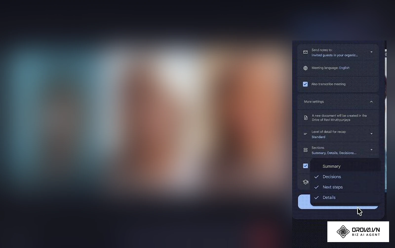 Schermafbeelding uit een helppagina van een vergaderplatform: instellingen voor automatische AI-notities met vaste rubrieken zoals samenvatting, besluiten en vervolgstappen (videobeelden vervaagd).
