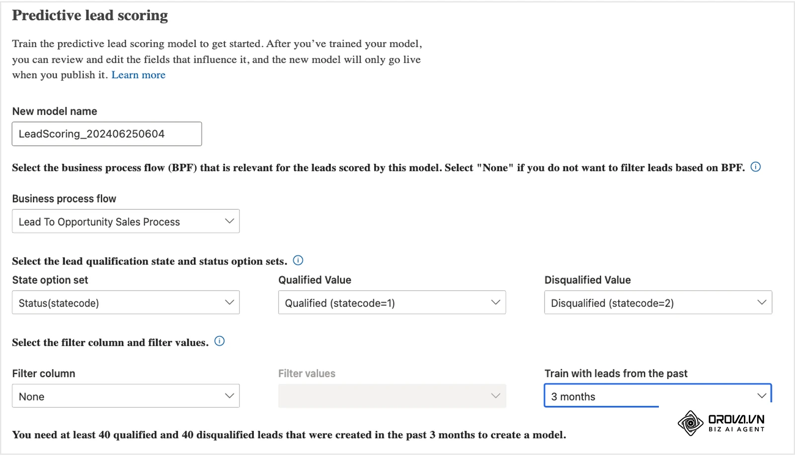 Instellingen voor voorspellende leadscoring in Dynamics 365 Sales: het model leert van gekwalificeerde en gediskwalificeerde leads uit een gekozen periode (bron: Microsoft Learn).