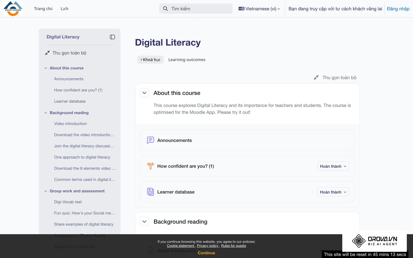 Một khoá học trên LMS Moodle (trang demo công khai Mount Orange): khoá chia thành từng phần, mỗi hoạt động có nút đánh dấu Hoàn thành để hệ thống ghi nhận tiến độ người học.