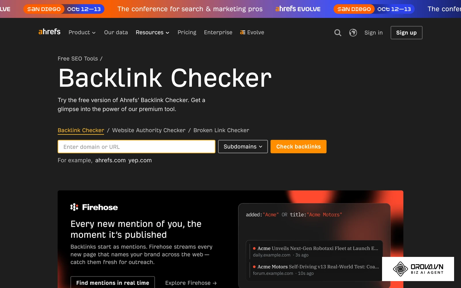 Los comprobadores de backlinks muestran qué textos ancla usan los dominios externos que enlazan a tu sitio.