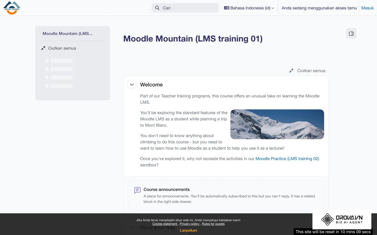 Halaman kursus di situs demo resmi Moodle: materi tersusun per bagian, menu navigasi kursus di kiri, dan papan pengumuman untuk peserta.